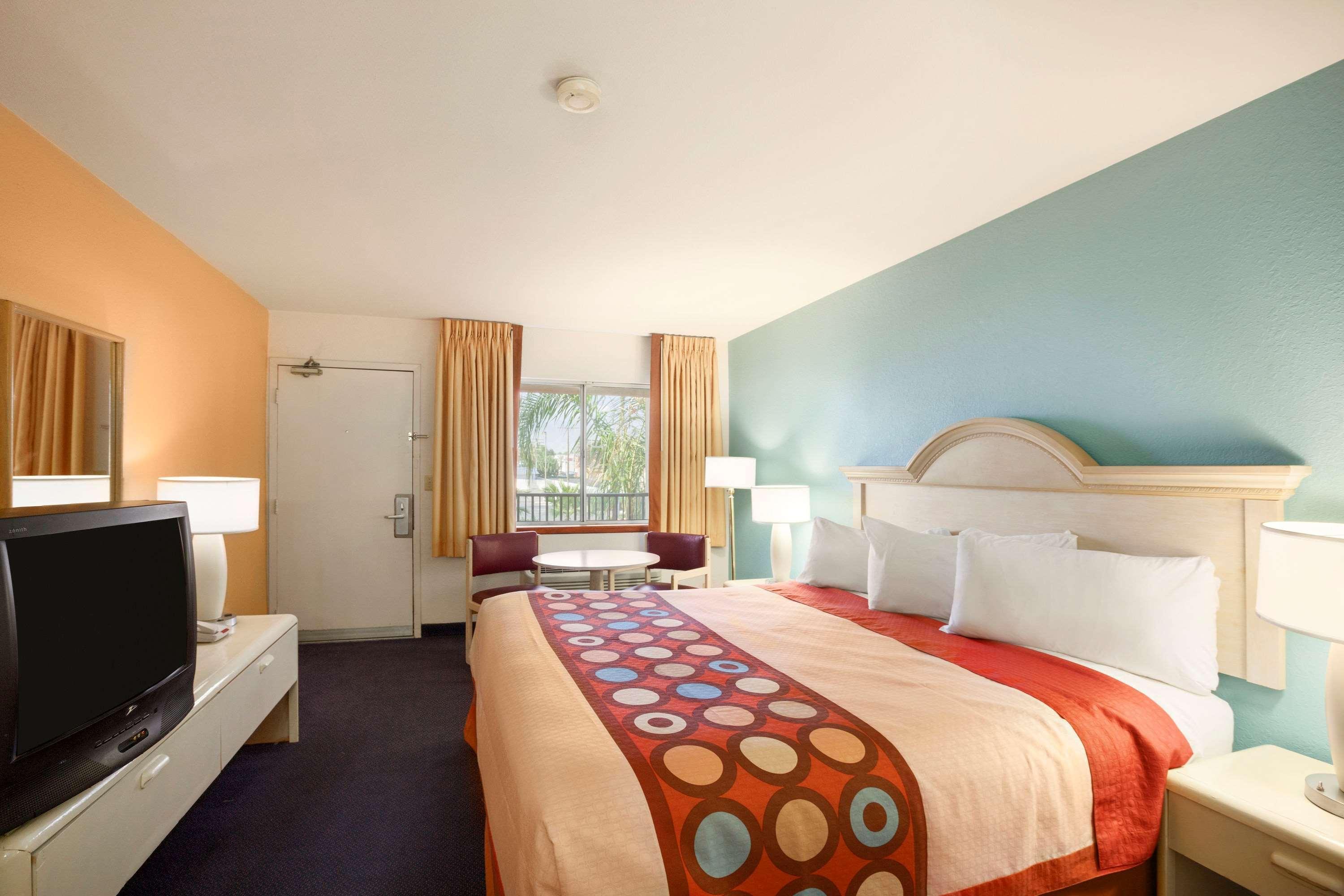 Super 8 By Wyndham Indio Hotel Exterior photo