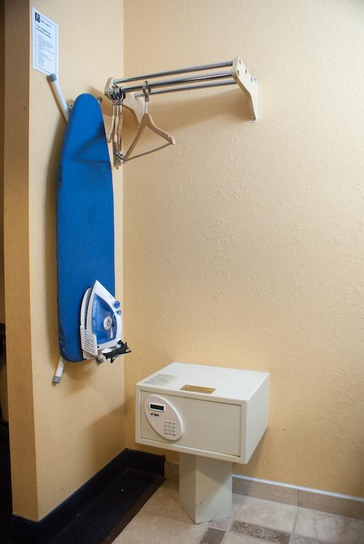Super 8 By Wyndham Indio Hotel Room photo