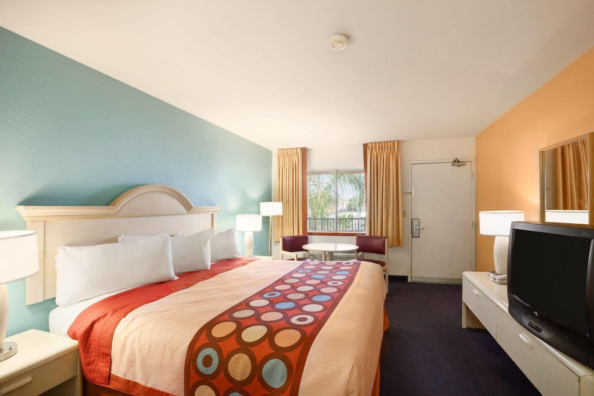 Super 8 By Wyndham Indio Hotel Exterior photo